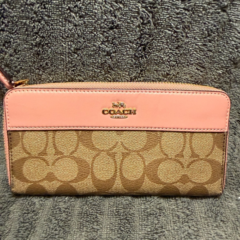 Coach Accordion Zip Wallet in Signature Canvas F76873 
Khaki/Pink